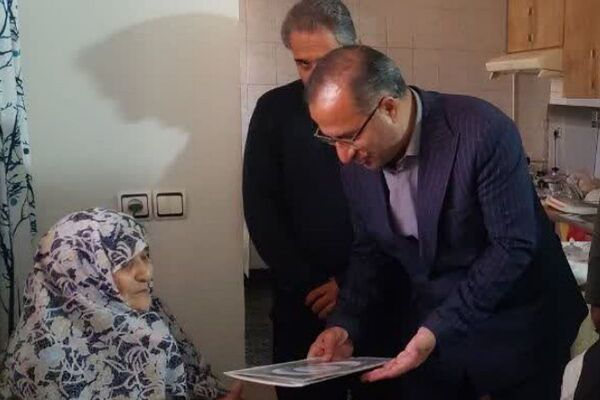 دیدار فرماندار فیروزکوه با خانواده‌های شهدا