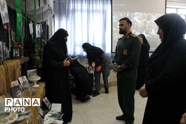  نمایشگاه فرهنگی هنری در هنرستان شهدای گمنام پرند