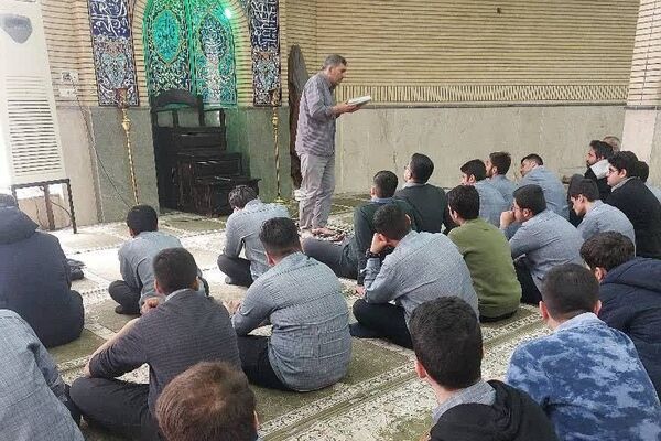 برگزاری محفل انس با قرآن به مناسبت ماه مبارک رمضان در مدارس ناحیه دو شهرری 