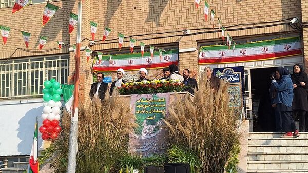 نواختن زنگ انقلاب در هنرستان 17 شهریور ناحیه یک کرج