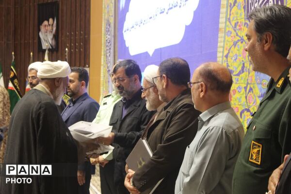 رونمایی از نخستین جلد دانشنامه دفاع مقدس استان قم