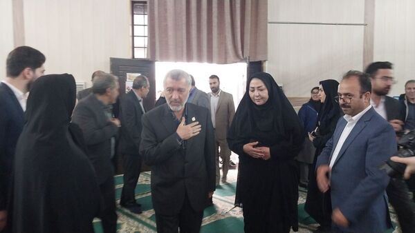 نواختن زنگ پژوهش در دبیرستان خاندان قفلی ناحیه ۷