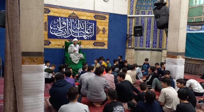 بازدید رئیس آموزش‌وپرورش منطقه ۱۰ از مراسم اعتکاف مسجد صاحب‌الزمان(عج)