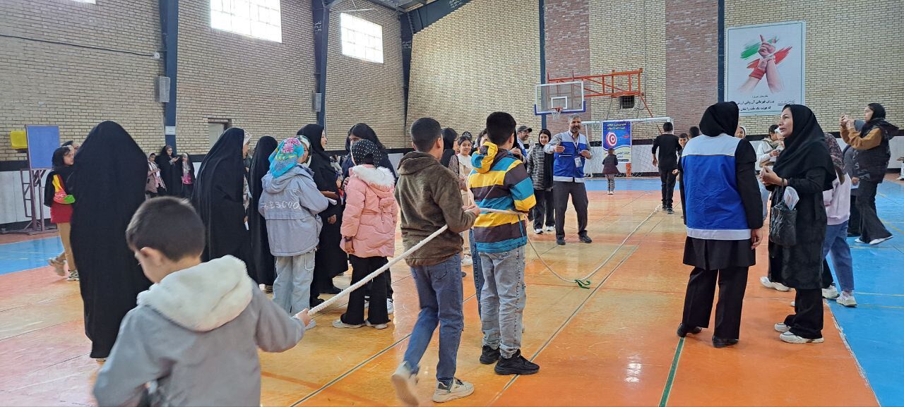 مسابقات طناب‌کشی و دارت در سالن زینبه شهرستان شیروان