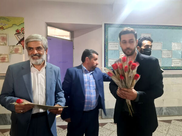 تقدیر مدیر آموزش و پرورش ناحیه 2 قم از معلمان دبیرستان سید احمد فاتحی یک 