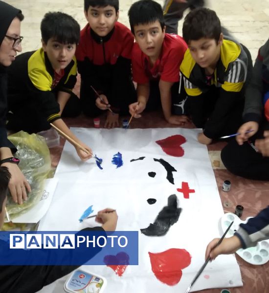 طرح نقاشی گروهی رو پارچه به‌مناسبت روز پرستار در دبستان مبتکران ۳ مشهد