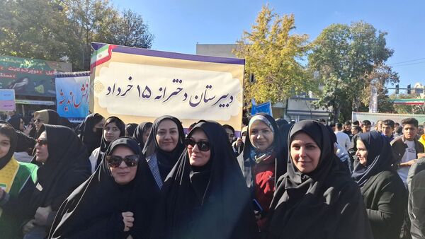حضور گسترده ی دانش آموزان تمامی مدارس در راهپیمایی ۱۳ آبان 