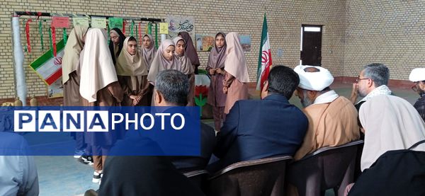 نواختن زنگ مهر و ایثار در مدارس جزیره هرمز 