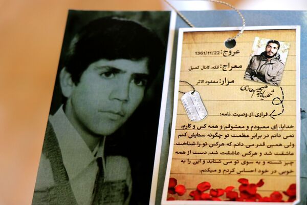 رونمایی از کتاب «وقتی که می‌رسند پسرها، یکی، یکی» در همایش «پدر مقاومت» به مناسبت هفته عفاف و حجاب