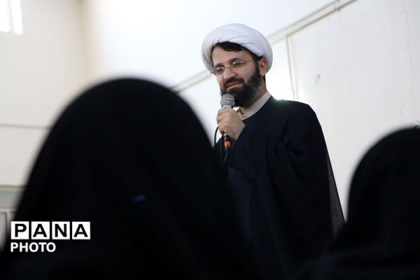 محفل نویسنده کتاب «فرمانده سری» در یزد