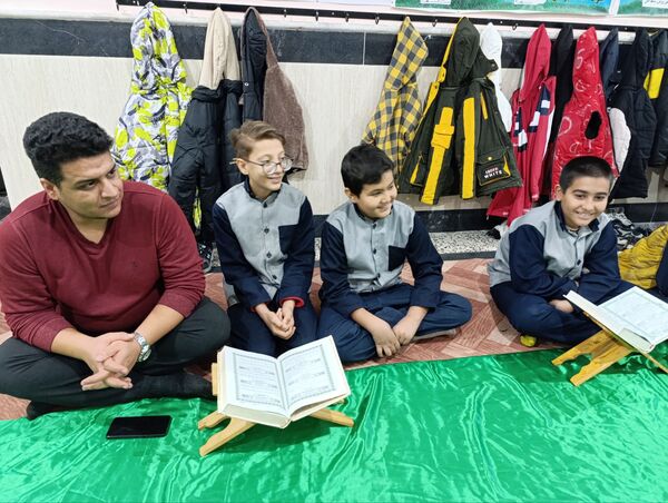 برگزاری نماز جماعت و محفل انس با قرآن در دبستان معلم 2 آشخانه 