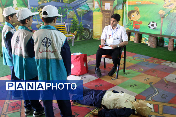 رقابت گروه‌های منتخب مدارس پسرانه استان قم در نخستین جشنواره سفیران سلامت 