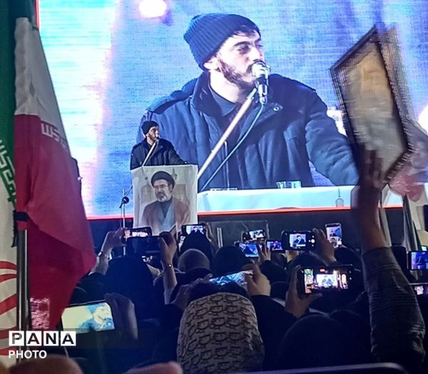 پیمان دوباره با رهبری با نوای رسای مهدی رسولی در آیین تجدید بیعت 