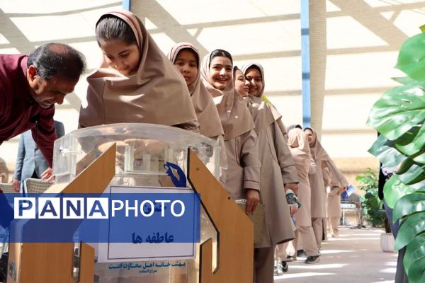 مراسم جشن ملی عاطفه‌ها در دبیرستان دخترانه شهید دکتر پاکنژاد یزد 