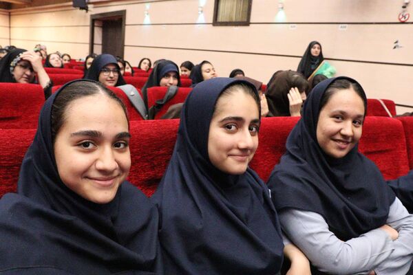 برگزاری جشن روز دختر با همکاری کانون خدمت رضوی و نهادهای آموزشی در منطقه 14 تهران 