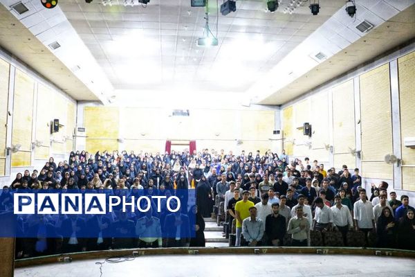 تجلیل از برگزیدگان دانش‌آموزی مسابقات فرهنگی و هنری جشنواره هما شهرستان دشتستان 