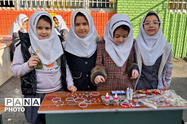 بازارچه دانش آموزی در دبستان شهید ناصری ناحیه دو شهرری 