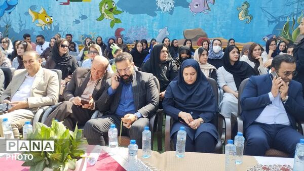 آیین نواختن زنگ غنچه‌ها در دبستان غیردولتی عطرک