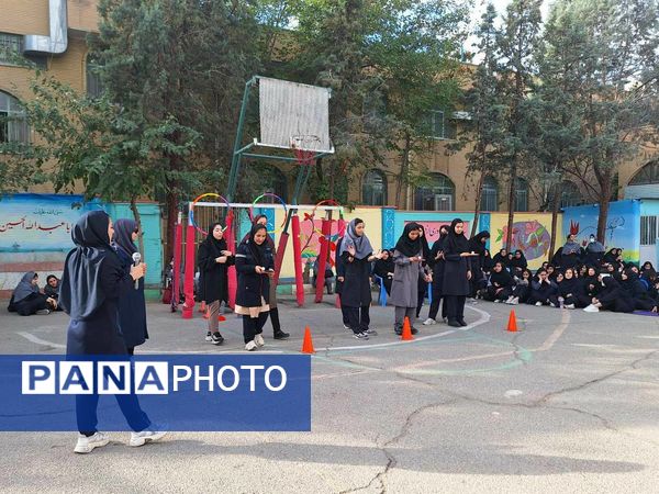 مسابقات ورزشی و اهدای جوایز به ورزشکاران مدال آور در دبیرستان شهید بابایی