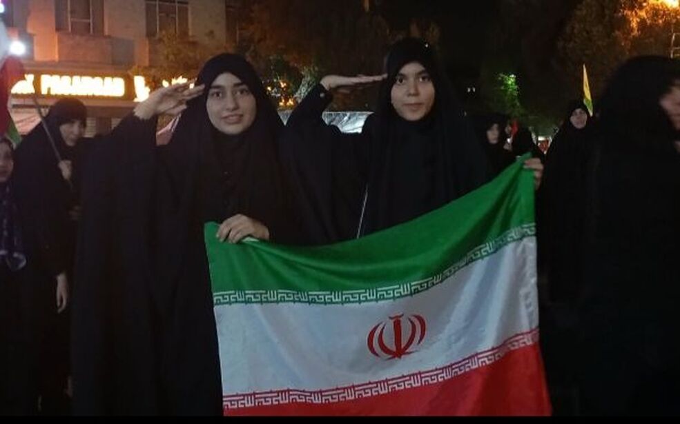 بوسه بر پرچم ایران؛ پایان غافلگیرکننده یک جعبه مرموز در میدان ابن‌سینا