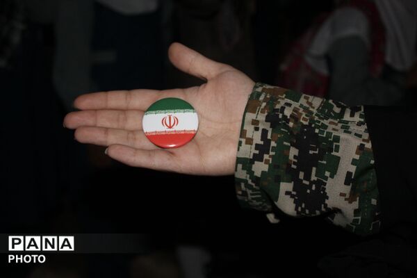 حضور پرشور دختران جان‌فدا در اجتماع شبانه با لباس بسیجی