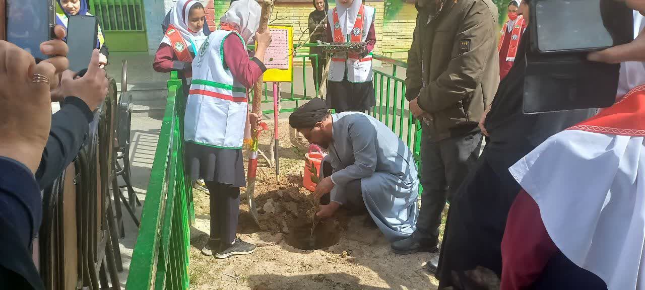  برگزاری آیین روز درختکاری با حضوردانش آموزان در شهرستان فلاورجان