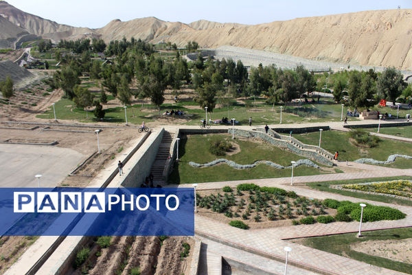 حضور گردشگران روز طبیعت در محوطه باغ‌موزه دفاع مقدس قم