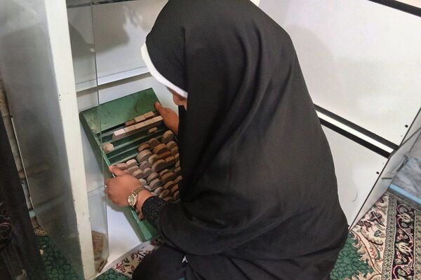 اجرای طرح غبارروبی نمازخانه مدارس در دبیرستان توحید یک شهرستان قدس