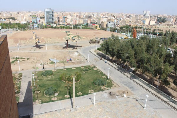 حضور گردشگران روز طبیعت در محوطه باغ‌موزه دفاع مقدس قم