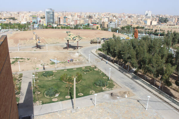 حضور گردشگران روز طبیعت در محوطه باغ‌موزه دفاع مقدس قم