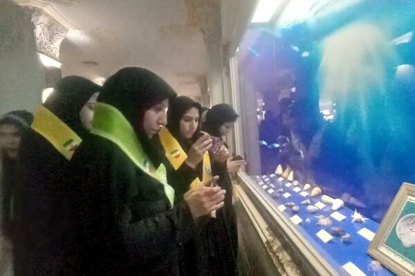 بازدید دانش آموزان پیشتاز اعزامی به مشهد از موزه حرم مطهر رضوی 
