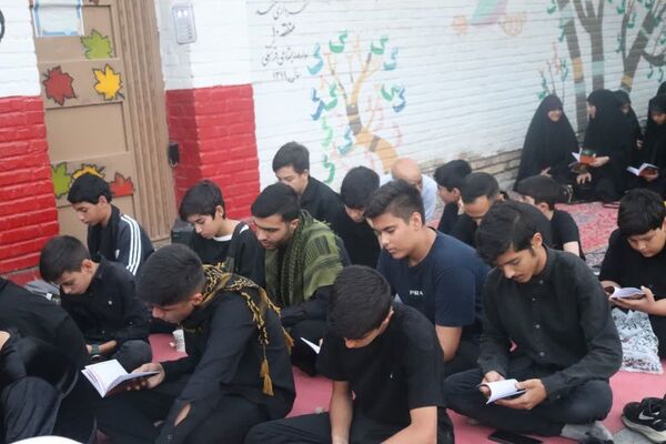 حضور پر رنگ نوجوانان در مراسم قرائت دعای زیارت عاشورا 