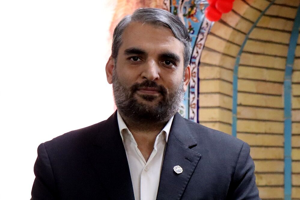 نماز جماعت با شعار «مِهر با مُهر» در مدارس اقامه می‌شود