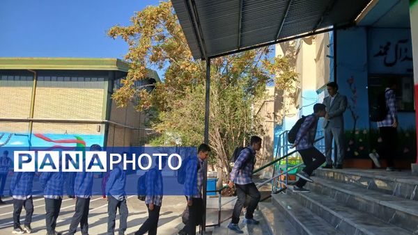 نواختن زنگ آغاز سال تحصیلی در مدرسه اندیشه شاهد منطقه ۱۶ 