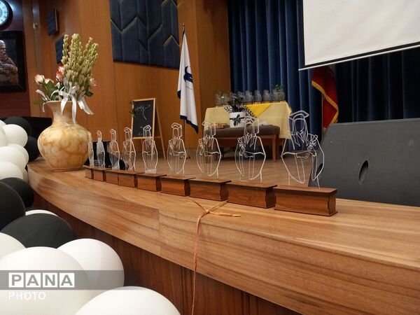 جشن فارغ تحصیلی وتقدیر ازدانش آموزان پایه نهم دبیرستان آرمینه مصلی نژاد ناحیه ۶