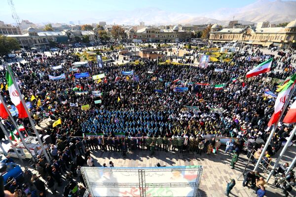 دانش آموزان و مسئولین در کنار یکدیگر، روز دانش‌آموز را رقم زدند
