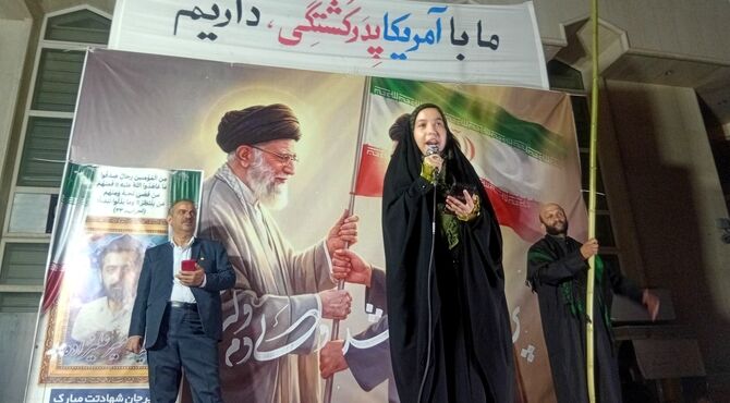 رجز خوانی دانش اموز خبرنگار پانا در چهارراه ورزش مشهد مقدس