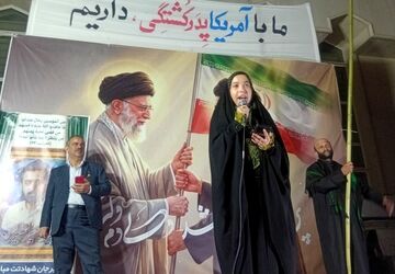 رجز خوانی دانش اموز خبرنگار پانا در چهارراه ورزش مشهد مقدس