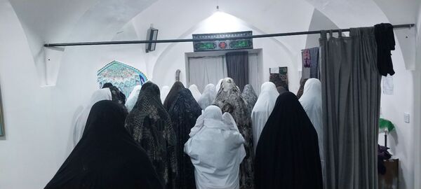بانوان فدافن  زمزمه‌های ایمان در خلوت نورانی اعتکاف مسجد جامع