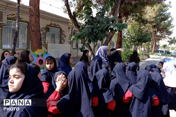 نقاشی دانش‌آموزان دختر در هفته کودک