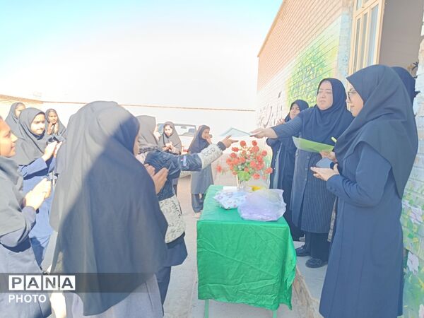 تجلیل از شاگردان برتر مدرسه گلشاد خلیل آباد