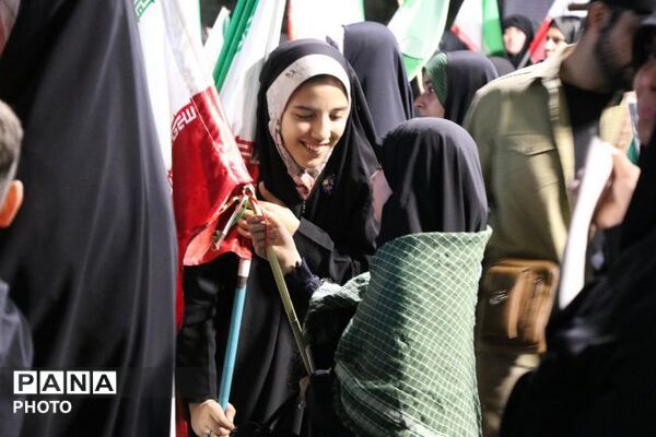 خروش مردم پاکدشت در میدان معلم تجلی وحدت و شور ملی  