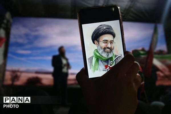 دختران «جان فدای ایران» در میدان امام خمینی(ره) ورامین 