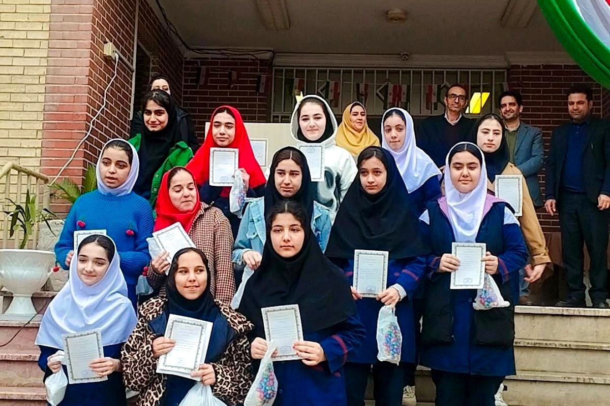 تقدیر از رتبه‌های برتر درسی در دبیرستان سپاهان بهارستان‌دو