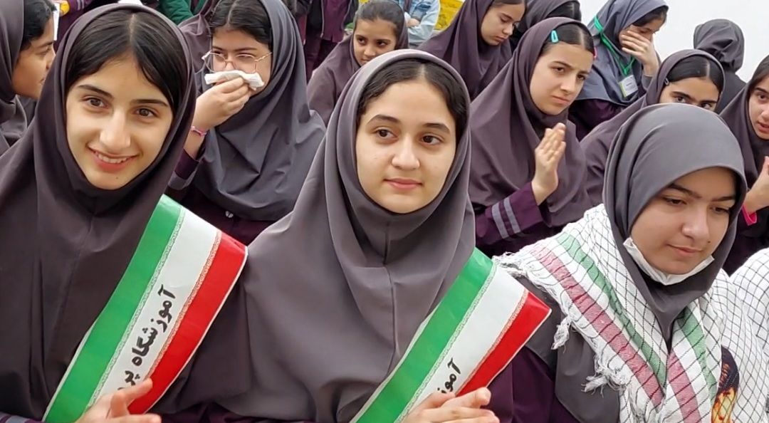 زنگ انقلاب در مدرسه پروین اعتصامی املش طنین انداز شد