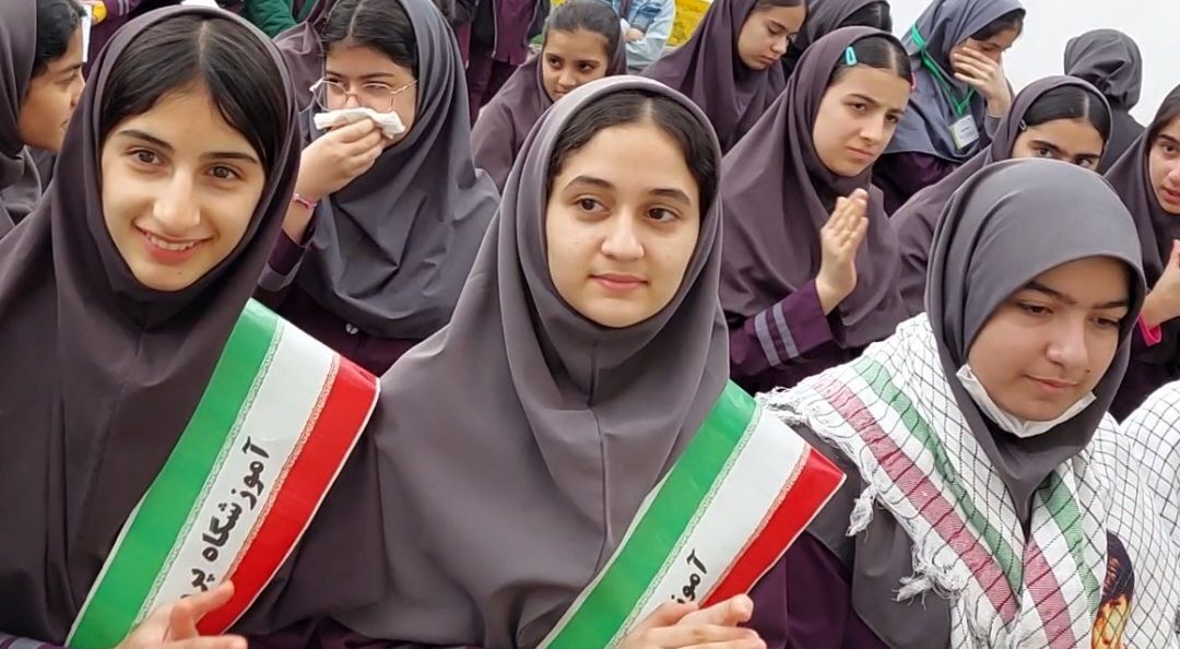 زنگ انقلاب در مدرسه پروین اعتصامی املش طنین انداز شد