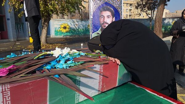 تشییع شهید گمنام در دبیرستان فاطمیه ناحیه یک کرج