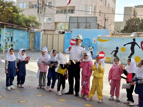بازدید ماموران نیروی انتظامی در مدرسه 17شهریور بجنورد