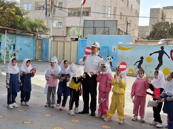 بازدید ماموران نیروی انتظامی در مدرسه 17شهریور بجنورد