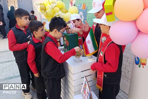 جشن عاطفه‌ها در دبستان ایمان همزمان با سراسر کشور
